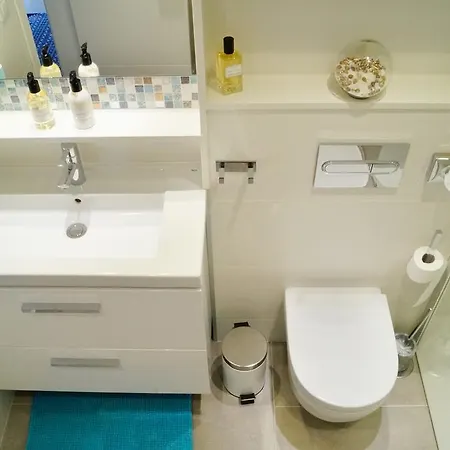 Cozy 1 Bedroom With Sunny Terrace, Beach & Center, Couples