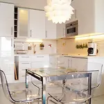Apartman Cozy 1 Bedroom With Sunny Terrace, Beach & Center, Couples *