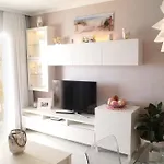 Apartman Cozy 1 Bedroom With Sunny Terrace, Beach & Center, Couples
