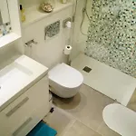 Cozy 1 Bedroom With Sunny Terrace, Beach & Center, Couples Apartman