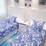 Apartman Cozy 1 Bedroom With Sunny Terrace, Beach & Center, Couples *