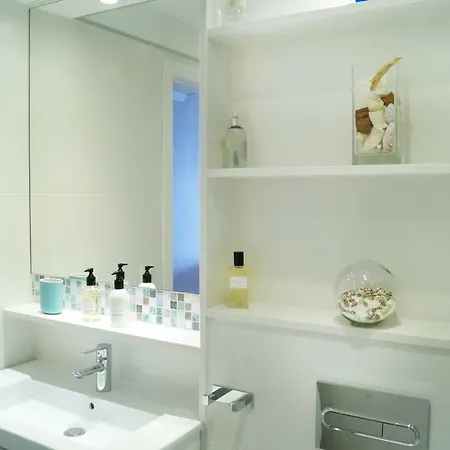 Cozy 1 Bedroom With Sunny Terrace, Beach & Center, Couples *